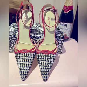 Anne Klein True Vintage special heels 👠!!! Houndstooth w/ red detailing.